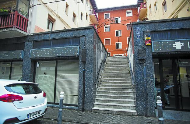 Accesibilidad. Uno de los patios con dificultad de accesibilidad en Iñigo de Loyola. / F. DE LA HERA