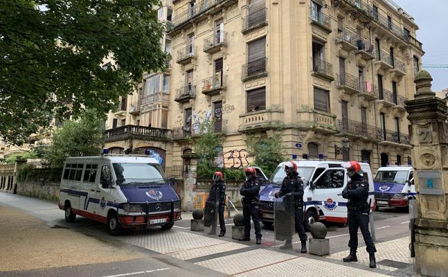Un detenido y 32 personas desalojadas de un edificio 'okupa' en el centro de Donostia