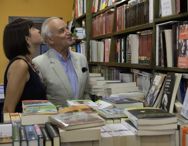 El editor y la traductora de 'Cantus', entre libros. José y Amelia, en Donosti, en la plaza Bilbao. / USOZ