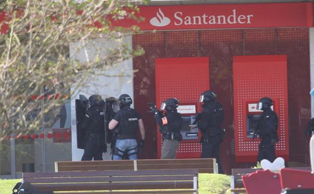 La Ertzaintza inspecciona la parte trasera del banco atracado en Irun, en la calle Luis Mariano 