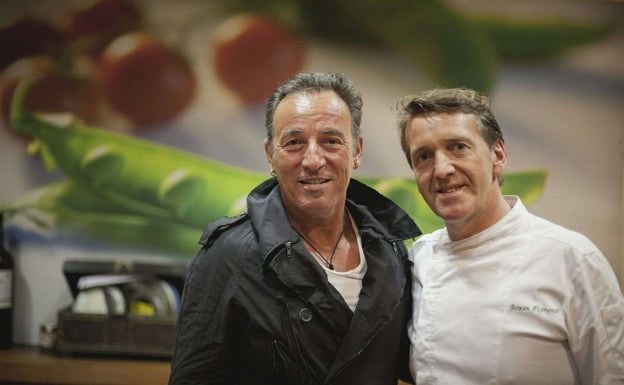 Joxean Eizmendi con Bruce Springsteen en una de las visitas del músico a San Sebastián.