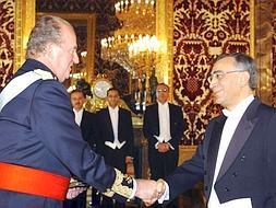 Fotografía de archivo, del 20 de diciembre de 2004, del embajador de Marruecos en España, Omar Azziman, durante su saludo al Rey Juan Carlos en el acto de entrega de sus cartas credenciales. /EFE/