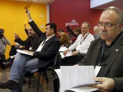Al fondo, el secretario general del partido, joan Puigcercós, vota a favor del reglamento y en primer plano, el líder del ERC, Josep lluis Carod-Rovira, observa los resultados./ AGENCIAS/