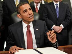 El presidente de EEUU, Barack Obama, estampa su firma en la orden de cierre de Guantánamo. / Afp/
