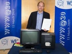 El creador de la 'Web' posa antes de la conferencia que ha ofecido con motivo del cumpleaños de su invento. /Reuters/