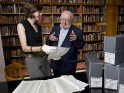 El escritor australiano Thomas Keneally y a la investigadora de la Biblioteca Estatal de Nueva Gales del Sur, Dr Olwen Pryke, con una copia de la lista de 801 nombres de judios salvados del holocausto por Oskar Schindler. / Efe/