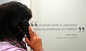 Voluntaria atendiendo una llamada en la sede de Logroño del Telefono de la Esperanza.//