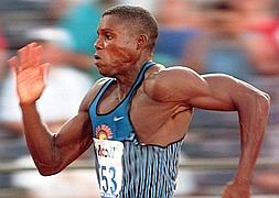 Carl Lewis, durante la prueba de 100 metros lisos de clasificación para Atlanta 1996. / REUTERS/
