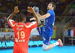 Nikola Karabatic lanza a portería frente a Túnez. / AFP/