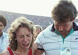 Mary Decker-Slaney llorando después de su caída en Los Ángeles 1984. / REUTERS/