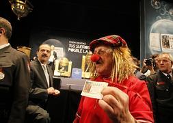 Enrique Vilches, de 80 años. Un clásico del sorteo que homenajea a Miliki con su disfraz. / J.R. Ladra/