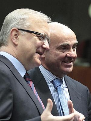 Olli Rehn, junto a De Guindos. / Olivier Hoslet (Efe)/