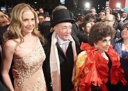 La actriz Mira Sorvino, el empresario austríaco Richard Lugner y la actriz italiana Gina Lollobrigida. / Roland Schlager (Efe)/