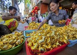 Puesto de venta de objetos tradicionales chinos durante los preparativos para la celebración del Año Nuevo chino. / Efe/