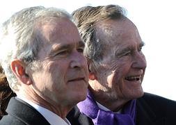 George W. Bush y su padre, George H. W. Bush. / Tim sloan (Afp)/