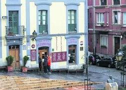 Bar tienda El Lavaderu, donde trabajó hasta noviembre el ayudante de cocina detenido. / Foto: Joaquín Pañeda | Vídeo: Atlas/