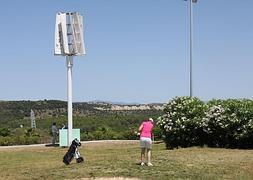 El aerogenerador de eje vertical instalado en un club de golf. Kliux/