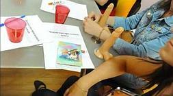 Imagen de las alumnas con sus apuntes y sus complementos en clase/