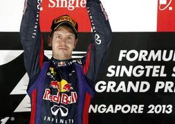 Vettel celebra su victoria en Singapur. / Rungroj Yongrit (EFE)/