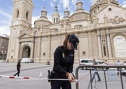 Una agente acordona la zona el día del ataque contra El Pilar. / Efe | Atlas/