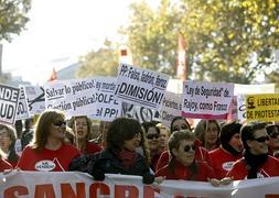 La marea 'roja' (ciencia) se ha unido a la 'blanca' este domingo en el centro de Madrid. / Efe | Atlas/