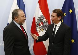 El ministro de Exteriores israelí, Avigdor Lieberman, con su homólogo austriaco, Sebastian Kurz. / Efe/