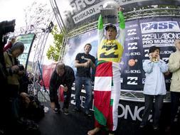 El surfista estadounidense Kelly Slater celebra su noveno triunfo en el campeonato mundial de surf, cuya última prueba ha concluido hoy en Mundaka. AP PHOTO/