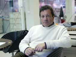 Santi Eraso, en una imagen tomada en el centro Arteleku que dirigió durante casi veinte años. /LOBO ALTUNA/