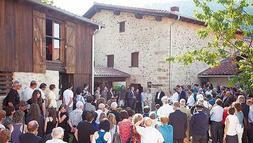 Inauguración con abundante público. Caseta de acogida al visitante (a la izquierda) y el molino que alberga el museo. :: MICHELENA/