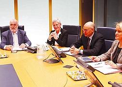 Ponencia. Jesús Loza, Maixabel Lasa, Rodolfo Ares y Mari Mar Blanco, ayer durante la reunión en el Parlamento Vasco. :: BLANCA CASTILLO/