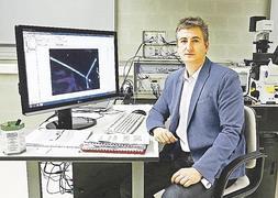 El científico, en un laboratorio del Centro de Física de Materiales. :: lobo altuna/
