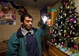 Leggyel Feremk está orgulloso de su árbol y sus figuras de chocolate. :: Rivas/