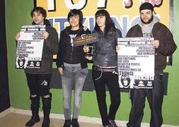Itxungi Rock. Responsables de la emisora de radio libre Itxungi ayer en el Gaztetxe. :: GOÑI/