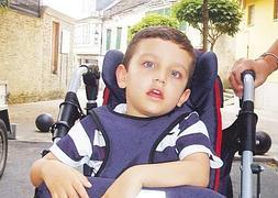 Ayuda. El niño Adrián Chao, en su localidad natal de Vilalba (Lugo)./