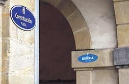La placa oficial con el nombre de Constitución y la falsa con el de Berria. / Foto: Michelena::/