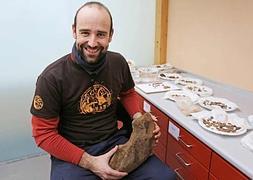 Los hallazgos de Murumendi. Ander Arrese, en su despacho con un trozo de molino circular en sus manos./Lobo Altuna/