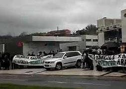 Trabajadores de Ibermática se concentran ante Kutxa en San Sebastián en su primera jornada de huelga