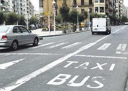 Permitirán aparcar en el carril bus de San Martín, Urbieta y Zubieta las noches del fin de semana