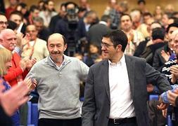 Alfredo Pérez Rubalcaba y Patxi López, en la clausura del VII Congreso del PSE-EE en el palacio Euskalduna de Bilbao, el pasado mes de febrero. :: LUIS ÁNGEL GÓMEZ/