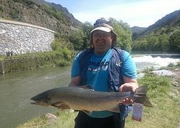 Eduardo Oyarzabal pesca el primer salmón de la temporada en el Bidasoa