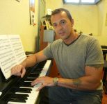 «La gente va más por la guitarra, pero el piano es el gran instrumento polifónico»/