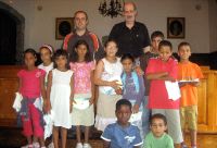 Niños saharauis en el recibimiento realizado por el alcalde a su llegada a Mondragón el año pasado./