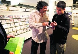 Lillo firma un autógrafo antes de la presentación del libro en la Fnac donostiarra. /USOZ/