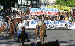 Media docena de caballos abrieron paso a la marcha por las calles del Centro de Donostia. /JOSE MARI LÓPEZ/