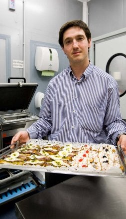 Aitor con los pintxos que dos cocineros preparan en Igara. /USOZ/