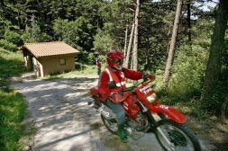 Un agente de la Policía foral de Navarra circula con una moto en las proximidades donde apareció el cadáver de la joven de Irun. /DIARIO DE NAVARRA/