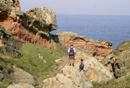 Esta espectacular formación rocosa de Grankanto, en Jaizkibel, fue definida por el escritor francés Víctor Hugo como «un águila inmensa que se inclina sobre su nido, con sus dos garras colocadas sobre la montaña. Oscura y soberbia escultura del océnao». /JESÚS MARI ALQUÉZAR/