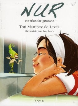 Toti Martínez de Lezea, liburu berria zabalik duela. /IGNACIO PÉREZ/