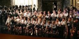 Los treinta chavales del Easo, que intervienen cantando en dos números de la ópera, tienen otros momentos de actuación solo escénica. /J. M.. LÓPEZ/
