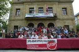Representantes de la izquierda abertzale, ayer frente al Ayuntamiento de Usurbil. /MICHELENA/